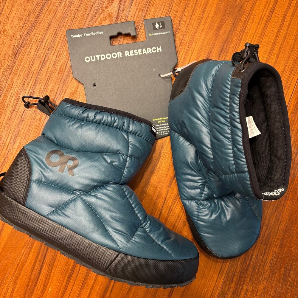 Outdoor Research women’s Tundra Trax Booties in Blue and Black size S 6.5-7.5